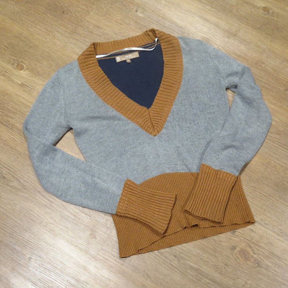 V-neck Pullover Sweater Grey Blue and Yellow